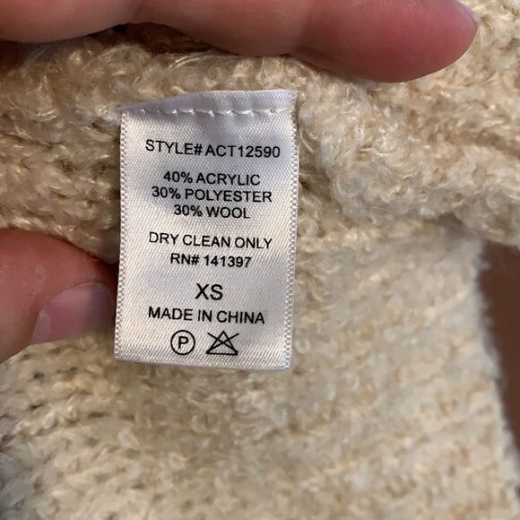 ASTR Tab Fuzzy cable knit Sweater Size XS - Picture 7 of 8